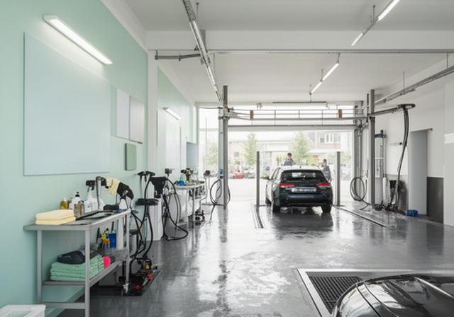 Moderne Waschhalle von Jansen & Jäger Sauber GmbH mit Fahrzeugpflegebereich in Köln-Lindenthal