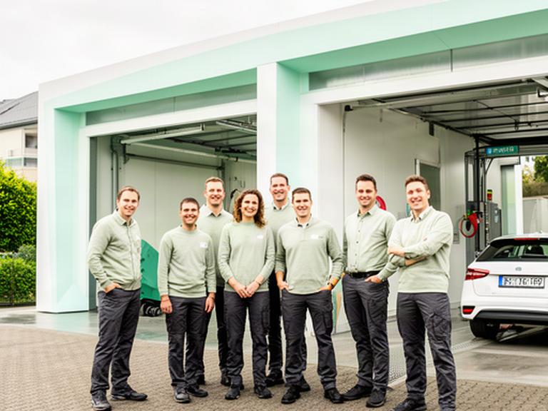 Das Team von Jansen & Jäger Sauber GmbH vor der modernen Waschhalle in Köln-Lindenthal